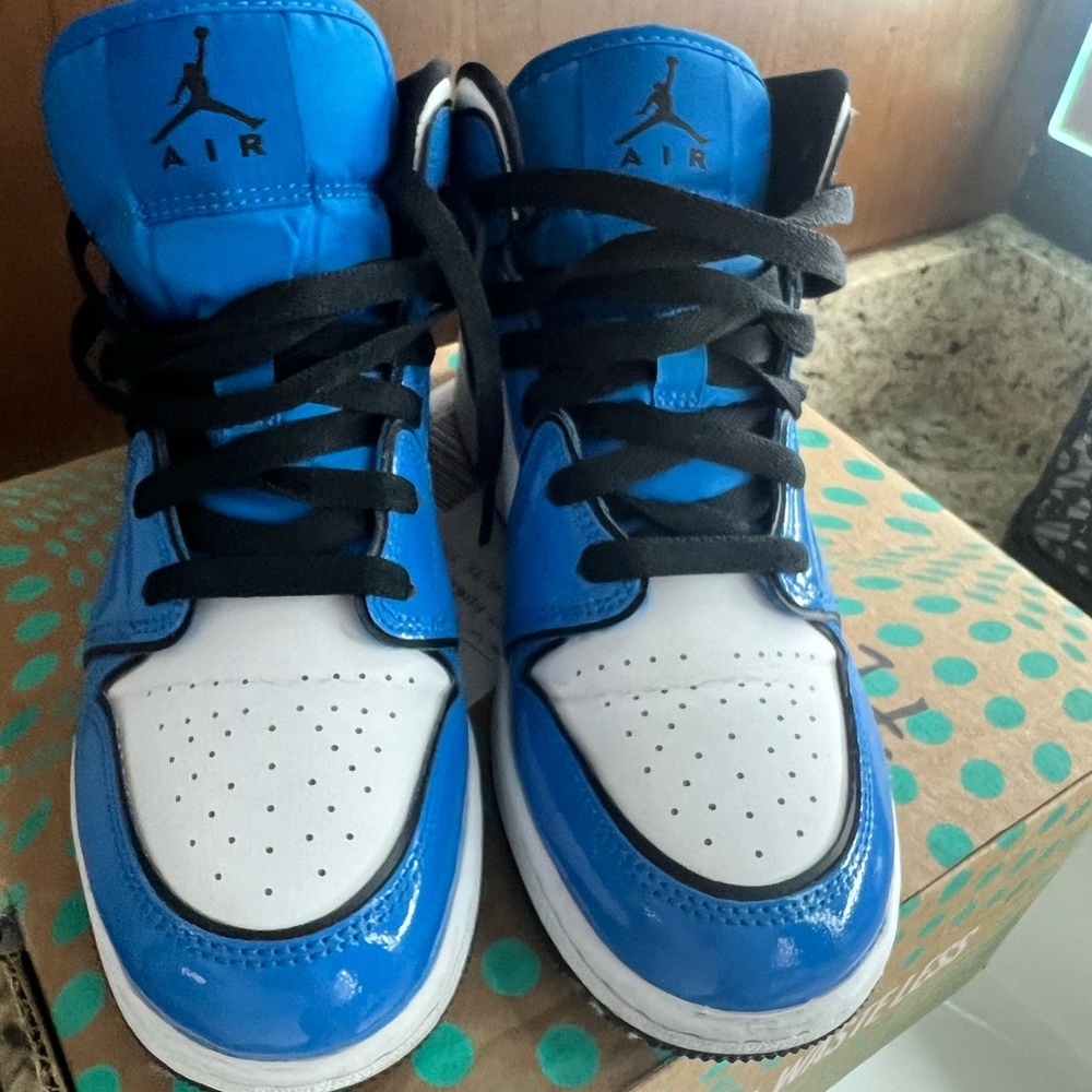 Blue white nike jordan